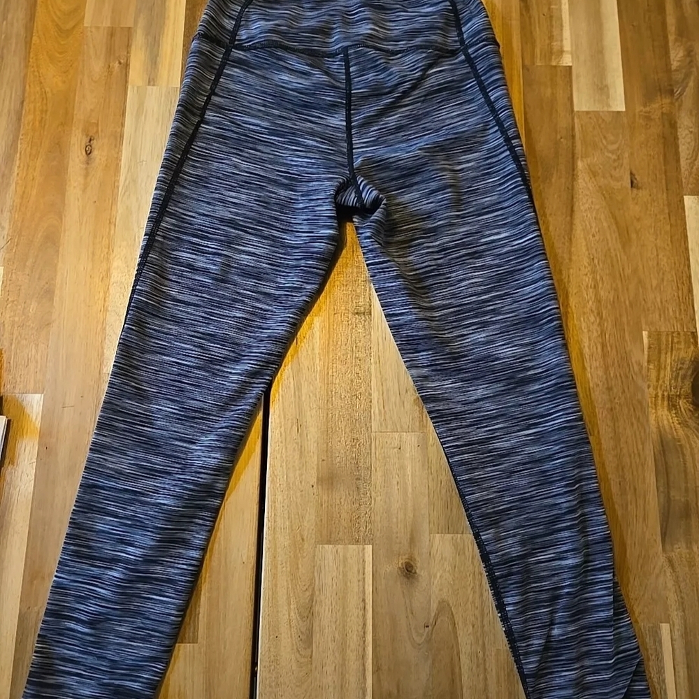 Zella - Gray/White Space Dye design - Cropped - Sz Small